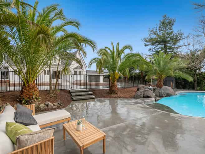 147B Whangaparaoa Road, Red Beach