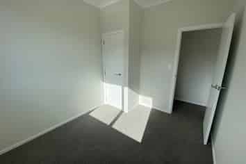 8 Equine Way, Brookfield