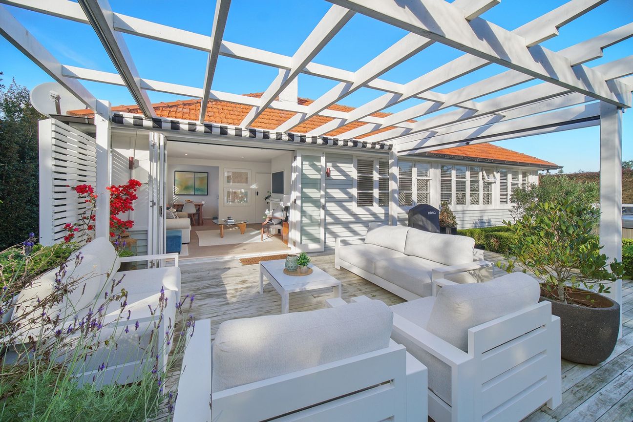 Comfort and Style in Beautiful Garden Setting! - Widok 2