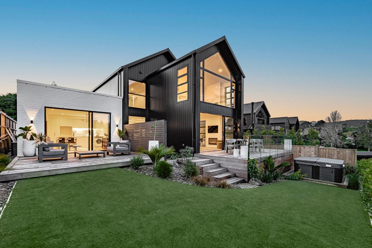 Architectural Riverfront Home + Minor Dwelling - Aanzicht 3