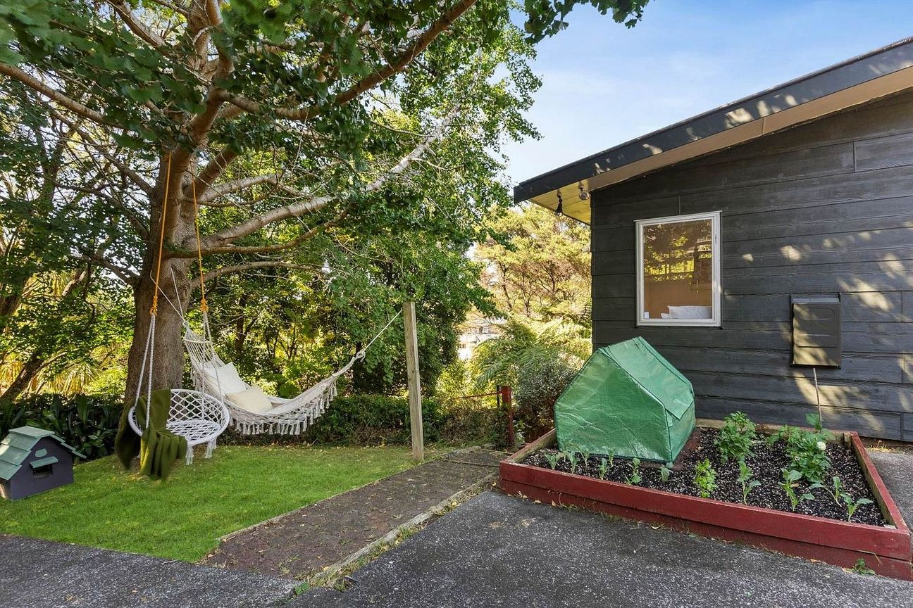 Sun Drenched House with Privacy - Move in Ready - Meer