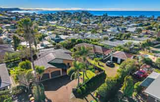 24 Halldene Terrace, Red Beach