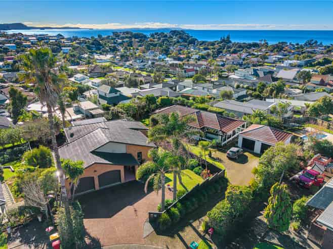 24 Halldene Terrace, Red Beach