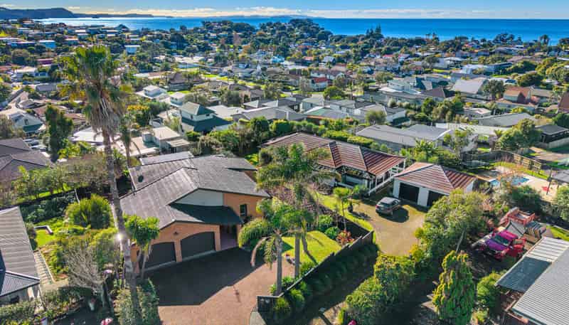 24 Halldene Terrace, Red Beach