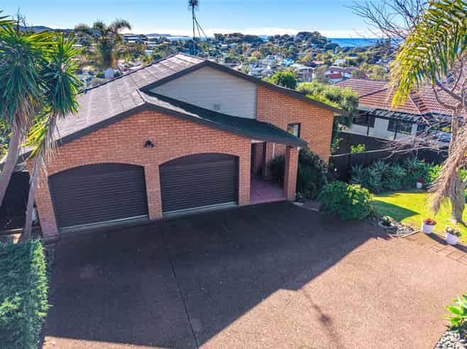 24 Halldene Terrace, Red Beach