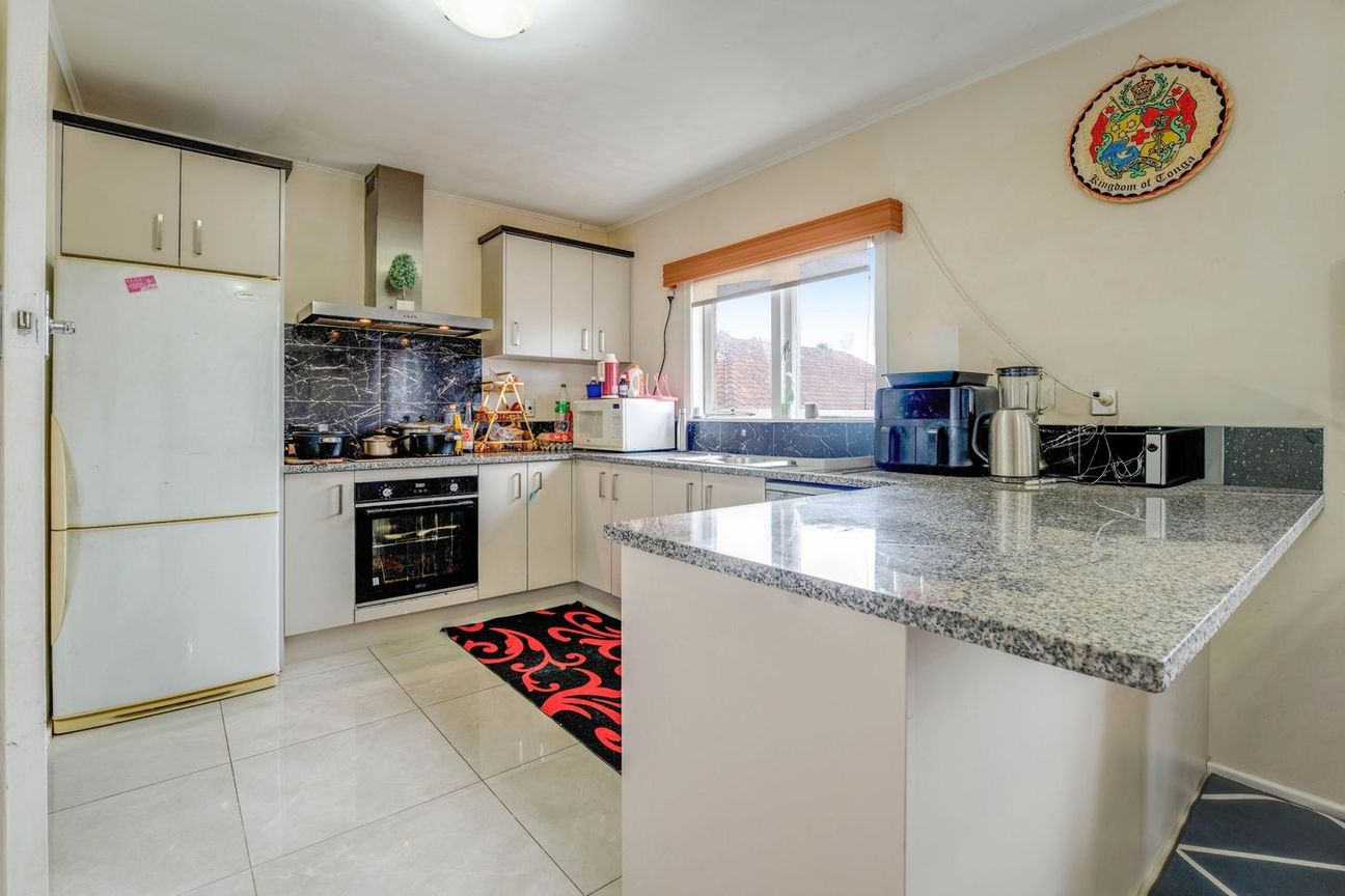 3 Bedroom Home with Sunny Balcony & Ample Storage - Bild 3