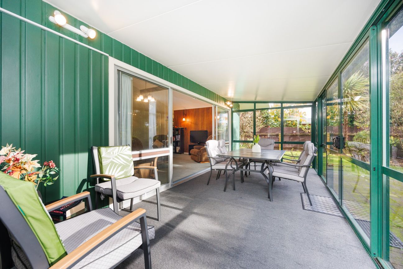 A private family oasis in prime school zones - Bild 4