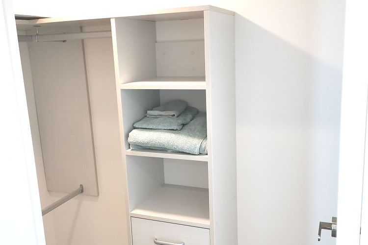 Self contained grannyflat bills included - Więcej