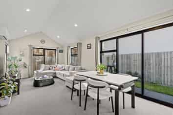 8 Founders Lane, Yaldhurst
