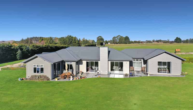 305 Parsons Road, Weston