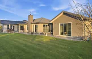305 Parsons Road, Weston