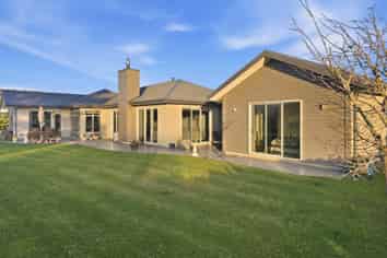 305 Parsons Road, Weston