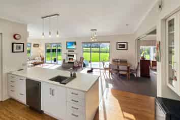 305 Parsons Road, Weston