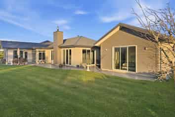 305 Parsons Road, Weston