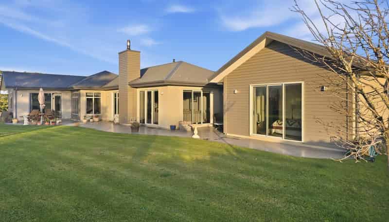 305 Parsons Road, Weston