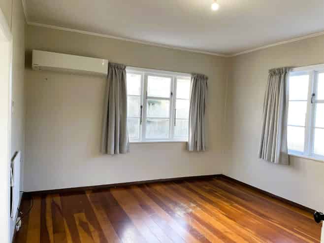 8 Compton Crescent, Taita