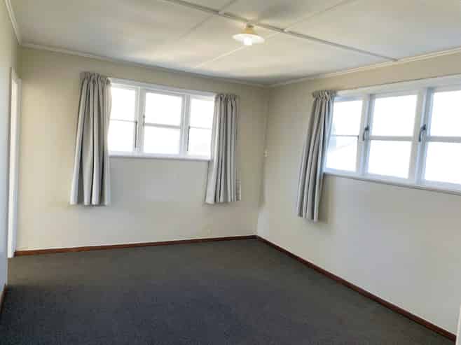 8 Compton Crescent, Taita