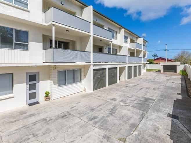 TEN APARTMENTS IN THAB ZONE WITH RC FOR SIX MORE
