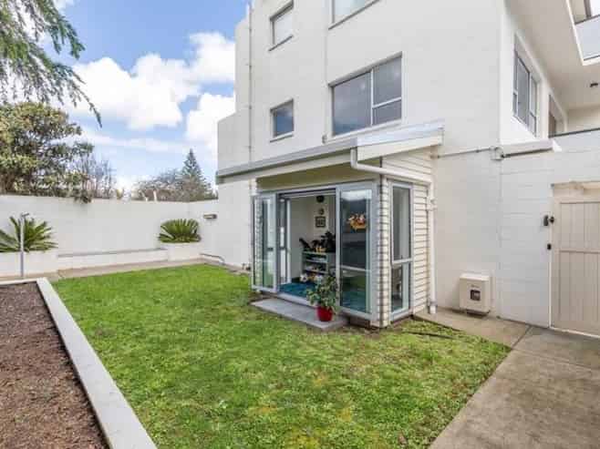 TEN APARTMENTS IN THAB ZONE WITH RC FOR SIX MORE
