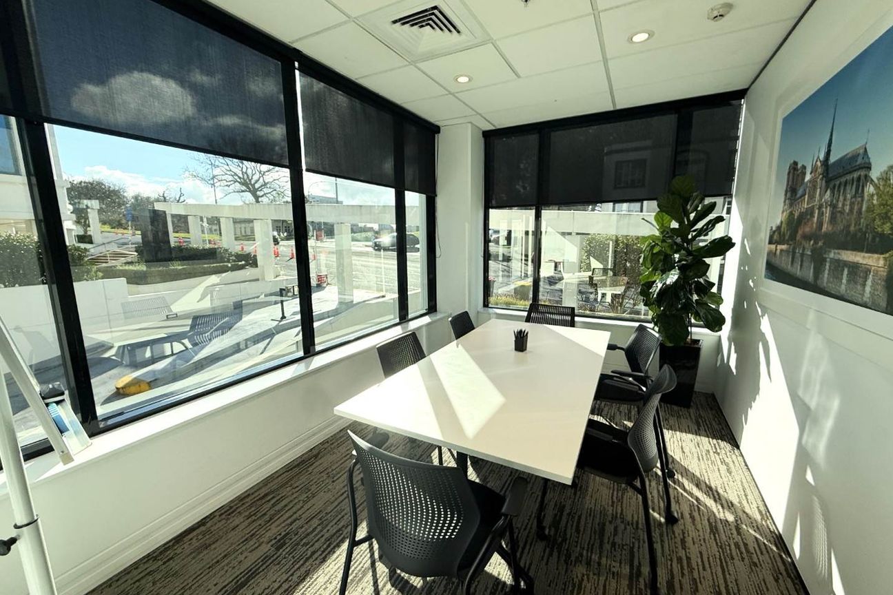 TOP TIER NEWMARKET OFFICE WITH 30 PARKS - Aanzicht 5