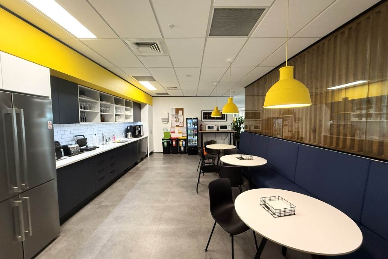 TOP TIER NEWMARKET OFFICE WITH 30 PARKS - Aanzicht 4