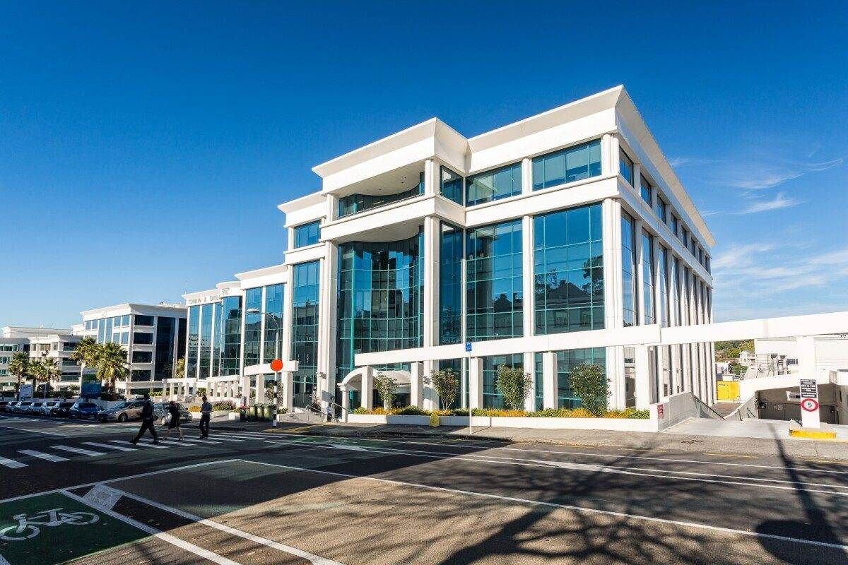 TOP TIER NEWMARKET OFFICE WITH 30 PARKS - Aanzicht 2