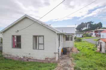 11 Theodore Street, Bluff