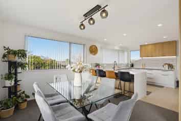 2 Regency Crescent, Redwood