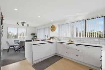 2 Regency Crescent, Redwood