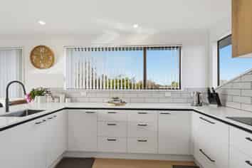 2 Regency Crescent, Redwood