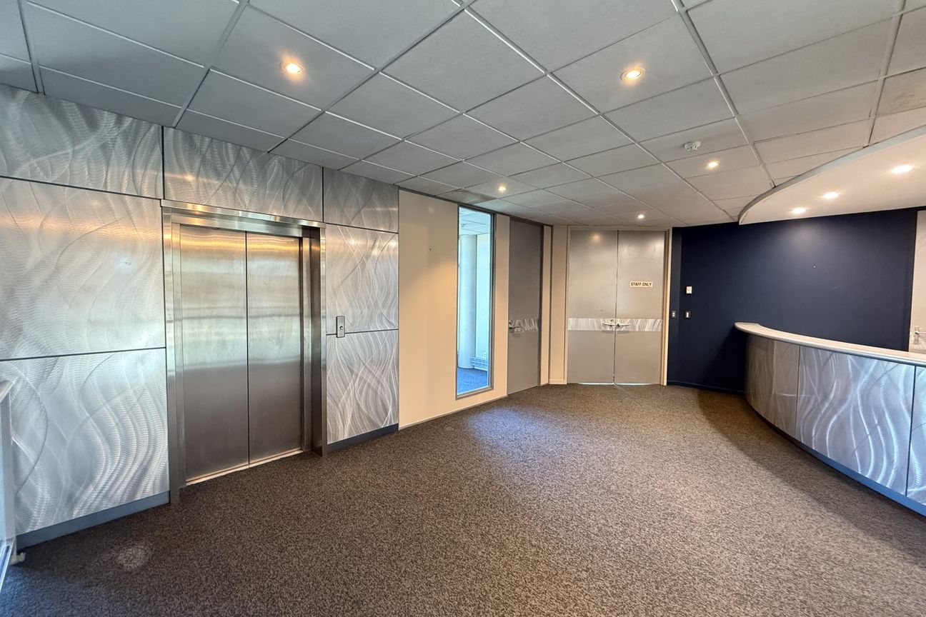 Bright & Lively Office Opportunity - Więcej