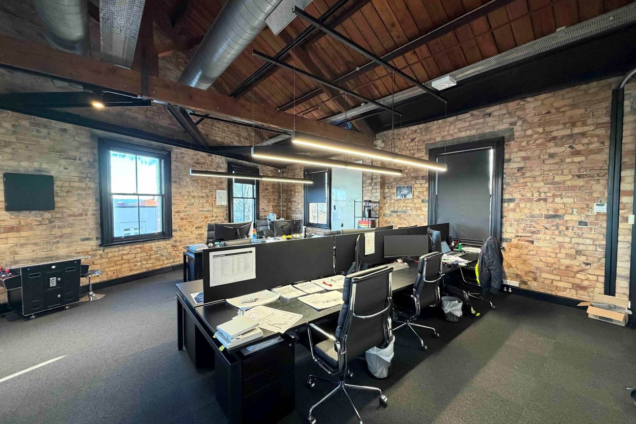 CHARACTER OFFICE WITH AMPLE PARKING - Vista 4