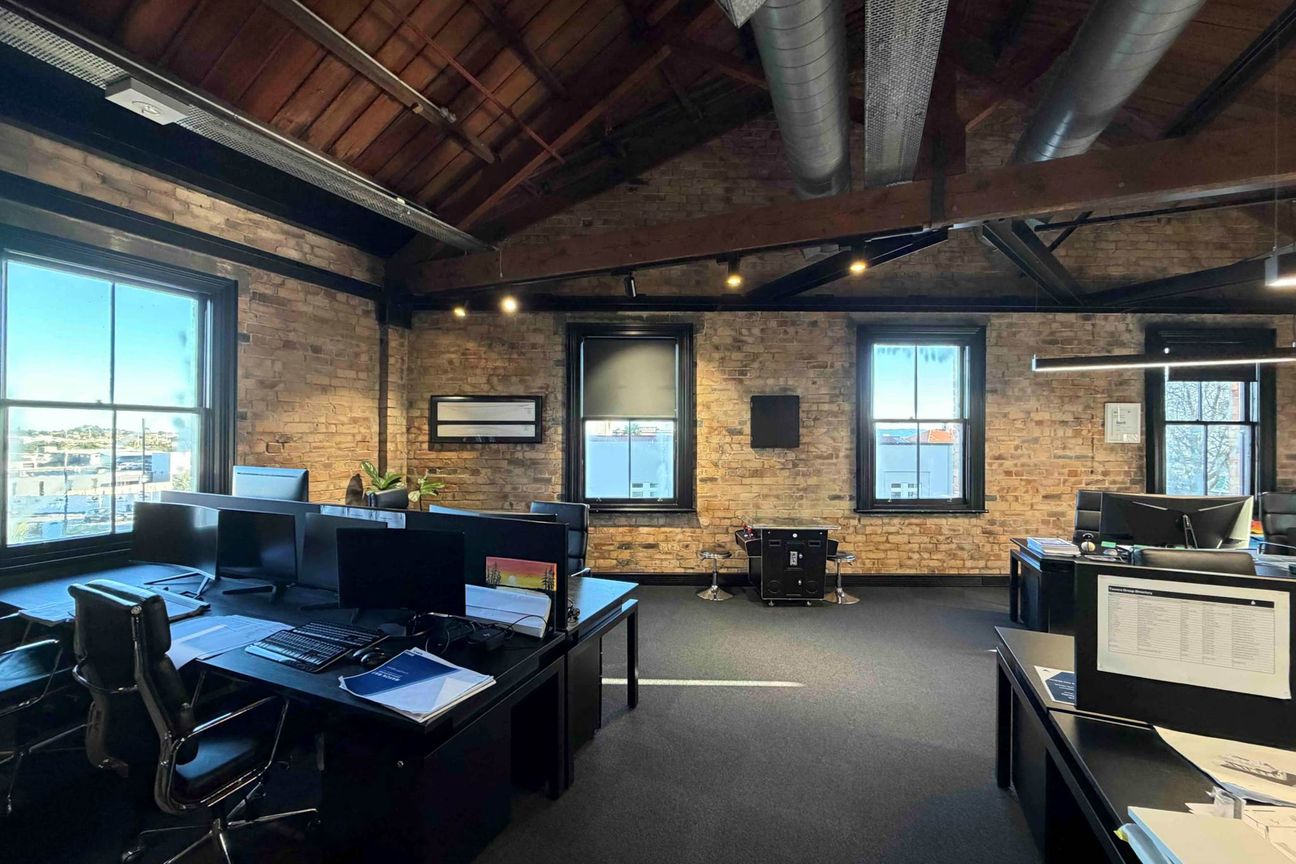 CHARACTER OFFICE WITH AMPLE PARKING - Altro