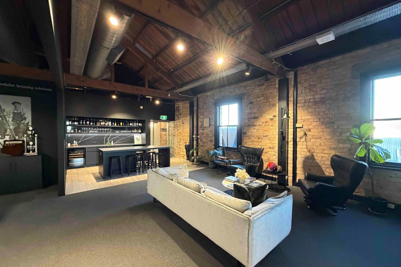 CHARACTER OFFICE WITH AMPLE PARKING - Vista 3