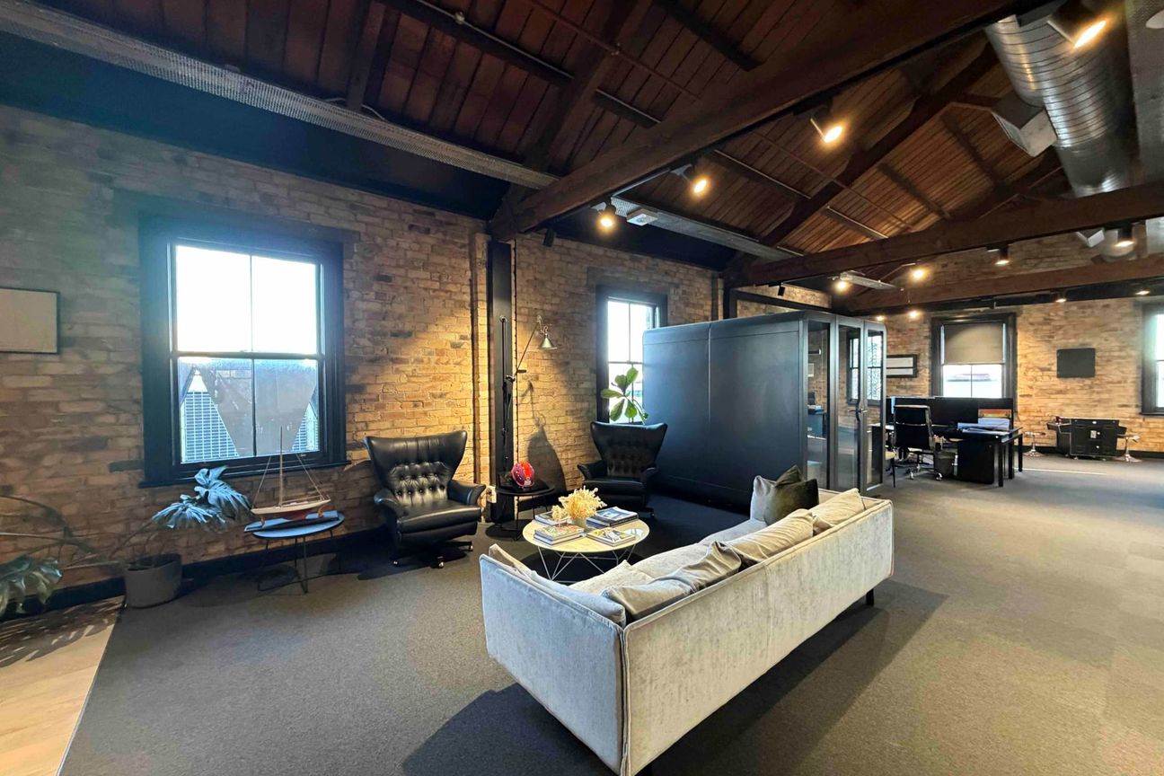 CHARACTER OFFICE WITH AMPLE PARKING - Vista 2