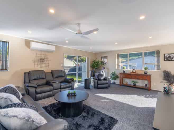 5A Fremont Grove, Totara Park