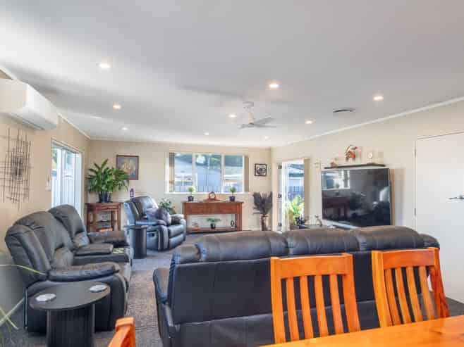 5A Fremont Grove, Totara Park