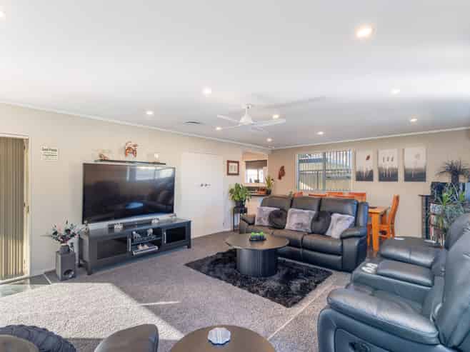 5A Fremont Grove, Totara Park