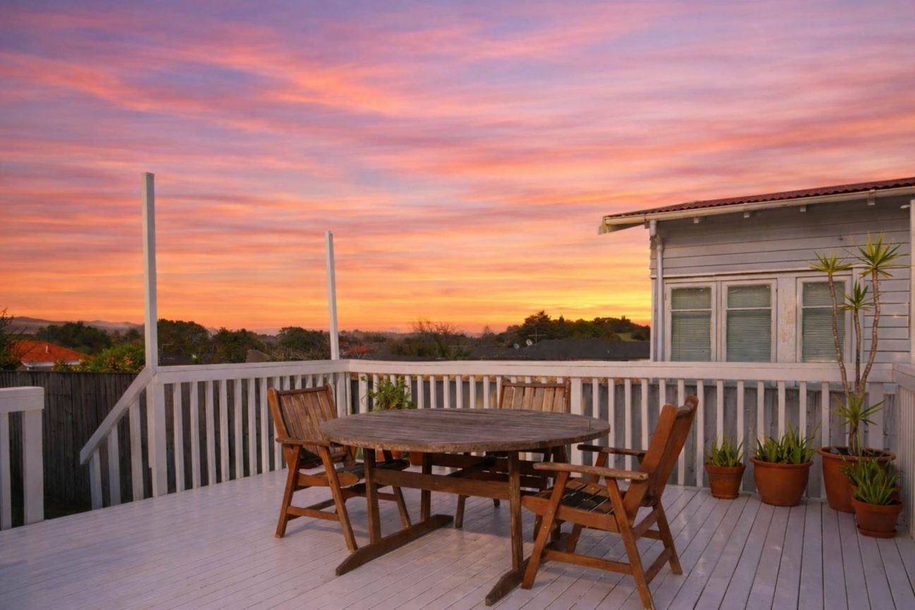Sun-Filled Single-Level Home with Views - Widok 5