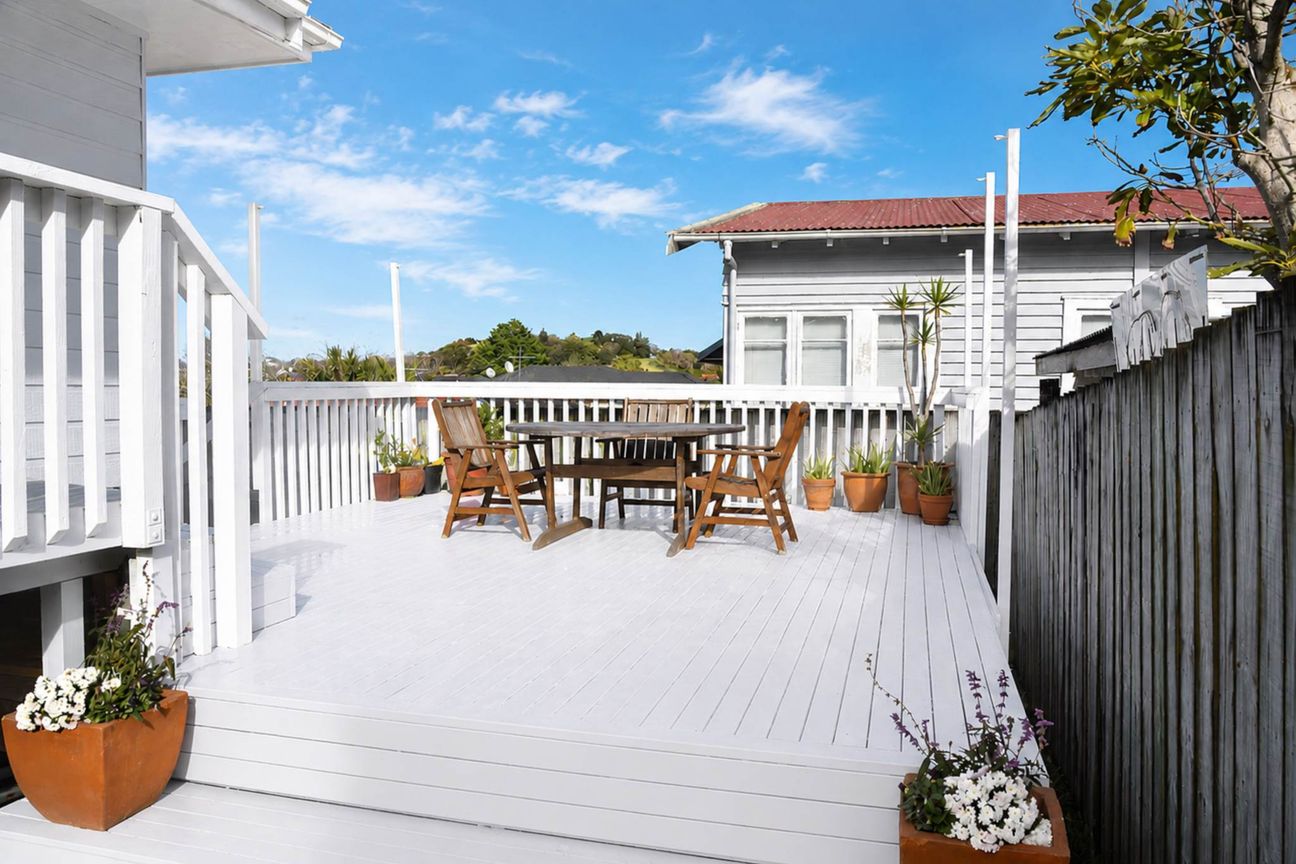 Sun-Filled Single-Level Home with Views - Widok 4