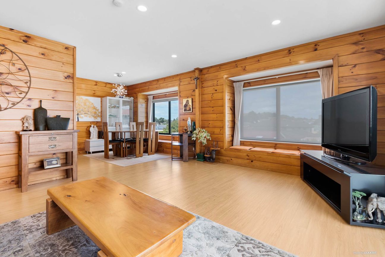 Sun-Filled Single-Level Home with Views - Widok 6