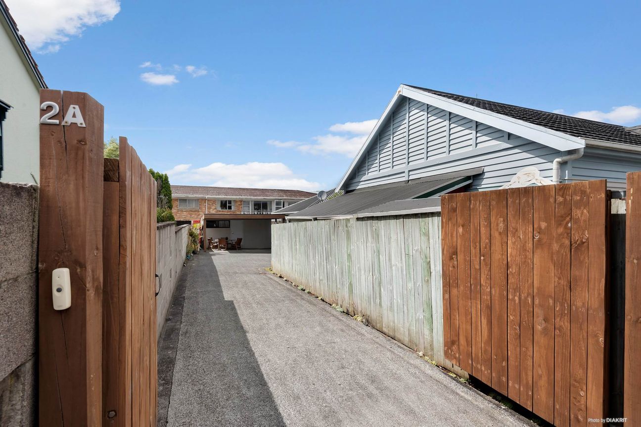 Sun-Filled Single-Level Home with Views - Widok 2