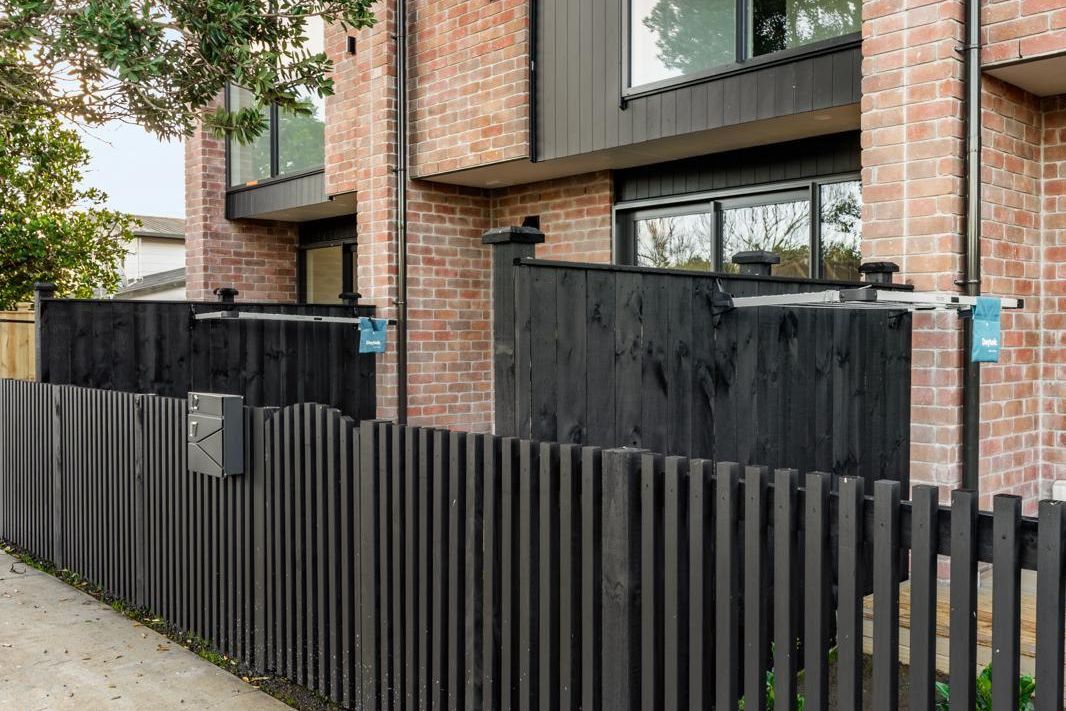 Sophisticated Brand New Living in Mangere Bridge - Mehr