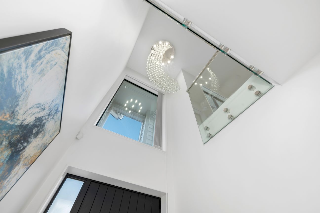 Spacious Dual-Living Masterpiece in MissionHeights - Aanzicht 3