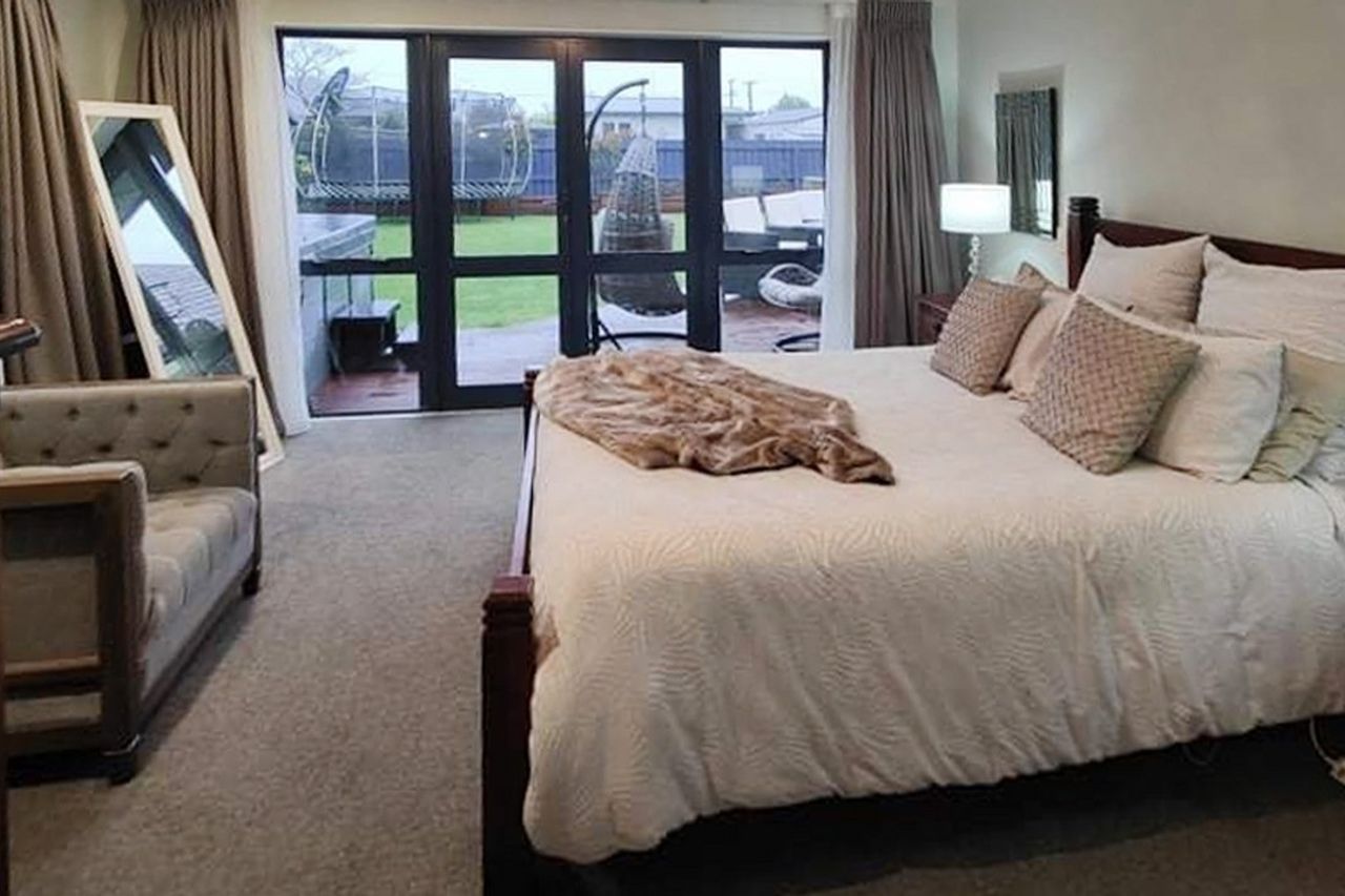 Spacious Five Bedroom Home , Perfect for Modern Family Living - Изглед 3