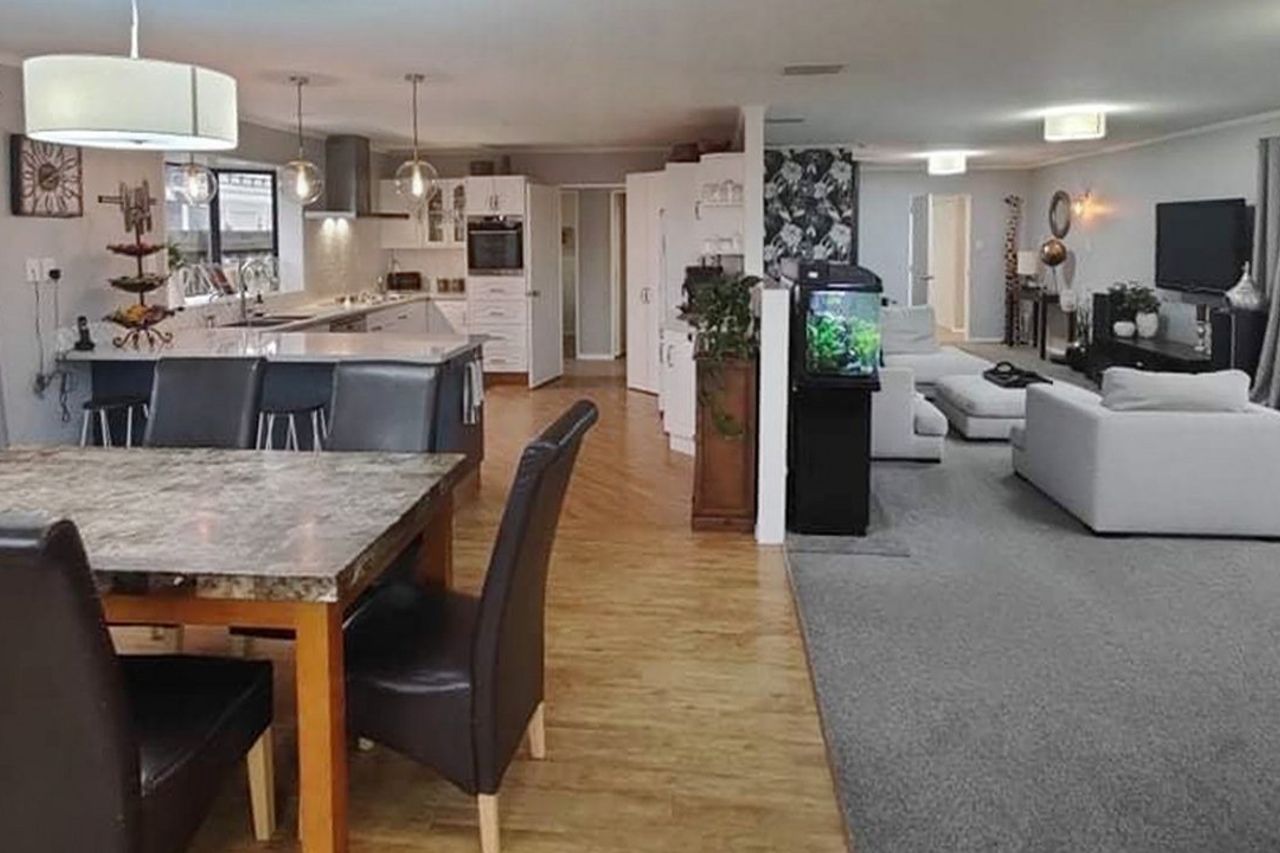 Spacious Five Bedroom Home , Perfect for Modern Family Living - Изглед 2