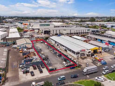 1,619sqm secure car yard