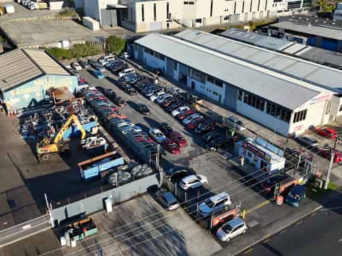 1,619sqm secure car yard