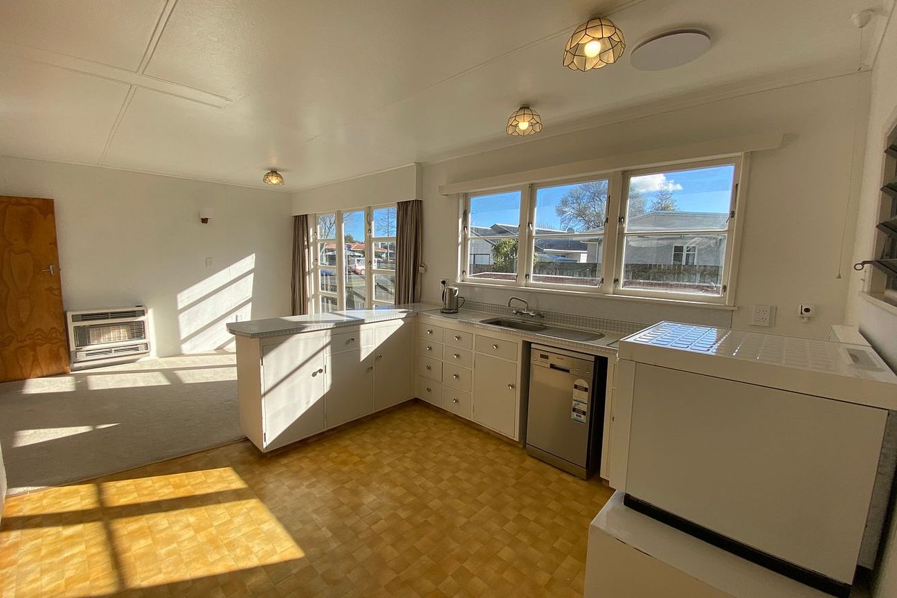 Sunny spacious home with great garaging! - Ansicht 3
