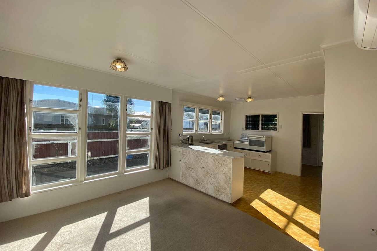 Sunny spacious home with great garaging! - Widok 2